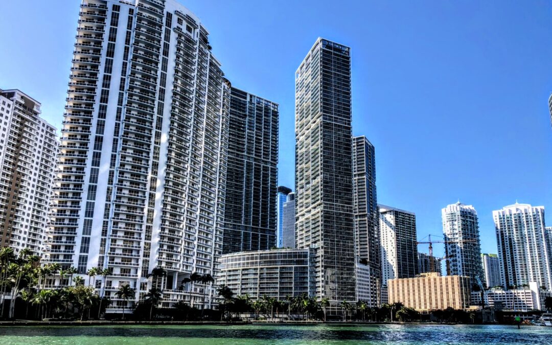 La baie de Miami : l’endroit idéal pour se détendre avec votre bateau de location.